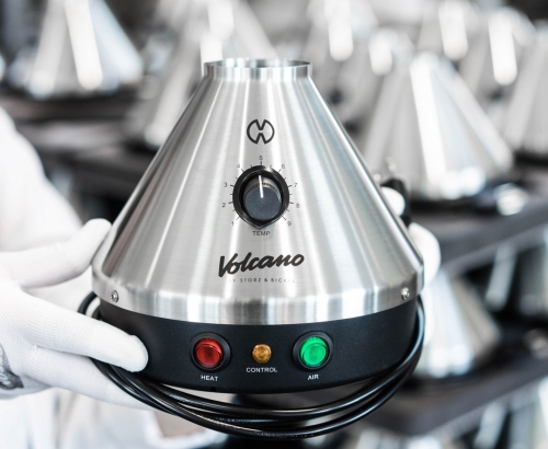 Volcano Classic Vaporizer vom Produktionsmitarbeiter in Staubschutzhandschuhen Präsentiert.