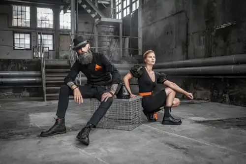Volcano Classic ONYX Edition in Präsentiert von einem Mann und einer Frau in einem leeren alten Fabrikgebäude