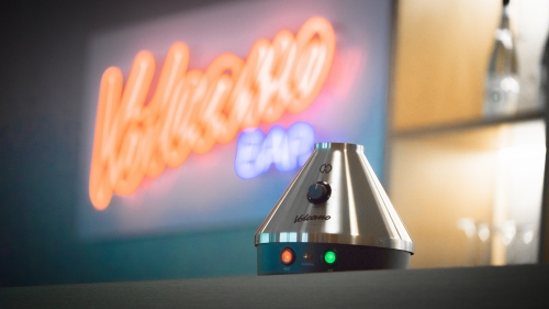 Volcano Classic in Lounge umgebung im Hintergrund mit Volcano Neonlichtreklame